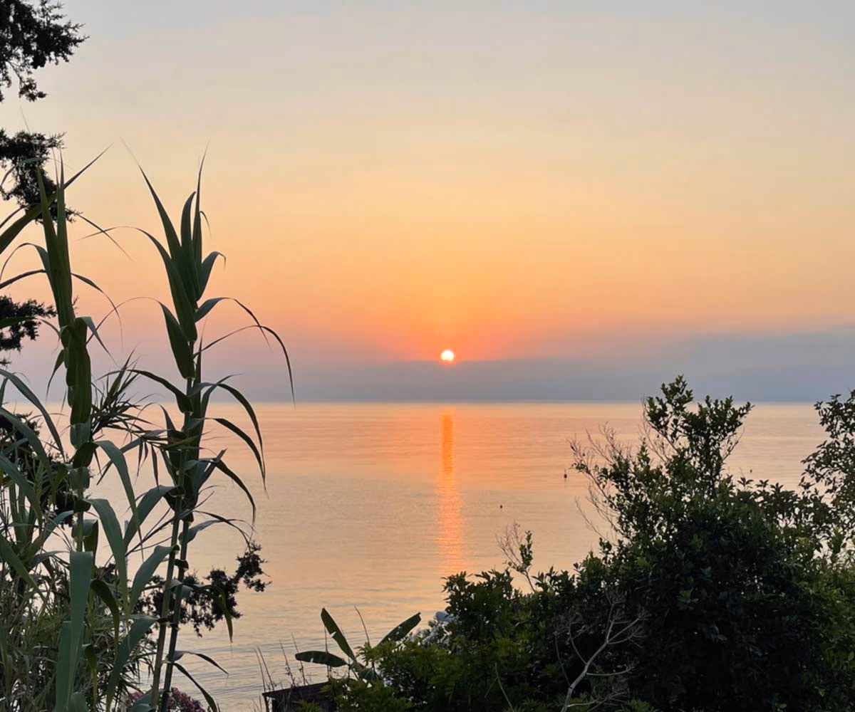 Blick auf einen wunderschönen Sonnenaufgang über der Chrysochou Bucht